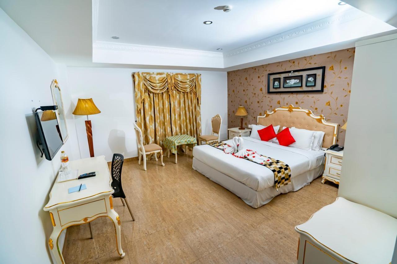 Hotel Sidhartha Chalakudy Kizhake Chālakudi エクステリア 写真