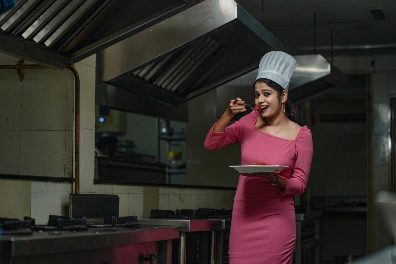 Hotel Sidhartha Chalakudy Kizhake Chālakudi エクステリア 写真